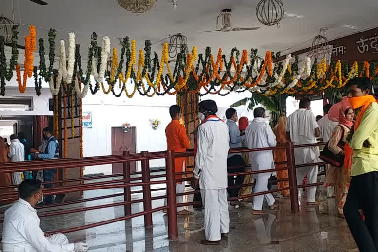 शाकंभरी देवी सिद्धपीठ मंदिर पर नवरात्रि के पहले दिन श्रद्धालुओं का सैलाब