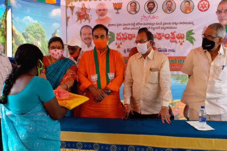 dechiraju charitabul trust managers distrubution mask, santitaiser to sanitiize workers in guntur