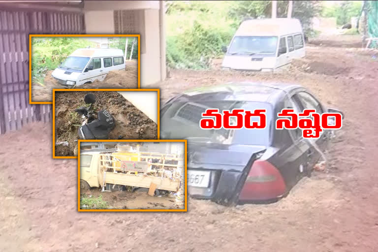 Vehicles in the flood in hyderabad