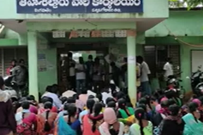 thochalakarayudupalem villagers protest at kingapalem