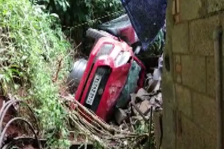 car crashed over house  നിയന്ത്രണം നഷ്‌ട്ടപ്പെട്ട കാര്‍  കാര്‍ മുകളിലേക്ക് പതിച്ച് വീട് തകര്‍ന്നു  ബൈസന്‍വാലി റോഡപകടം  ബൈക്കും കാറും  ബൈസണ്‍വാലി തേയില ഫാക്‌ടറി  car accident  road accident