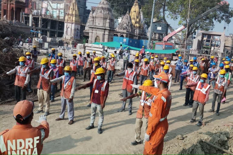 NDRF की टीम ने लोगों को किया कोरोना के प्रति किया जागरूक.