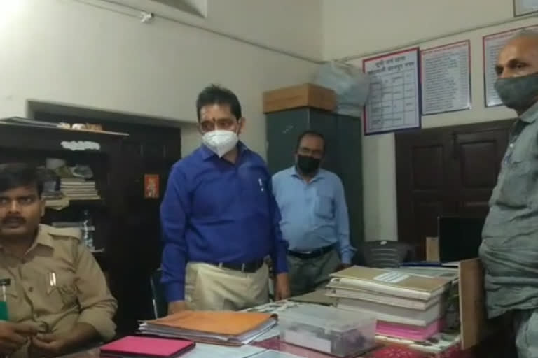 डीएम ऑफिस में तैनात तीन बाबुओं को पुलिस ले गई थाने