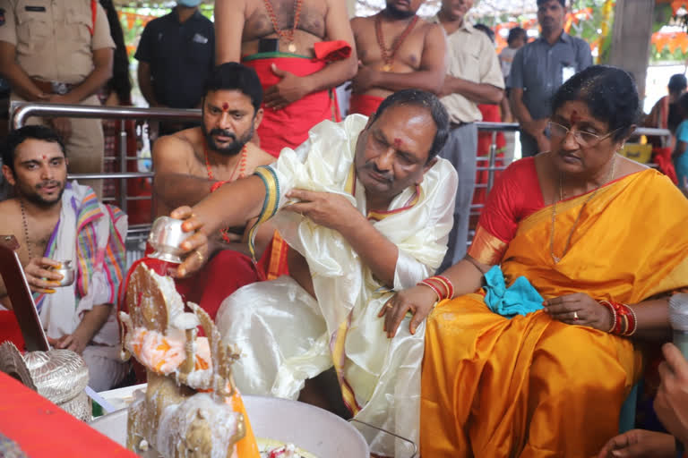 Minister Koppula Ewar participated in devi navaratri utsavalu in godavari khani