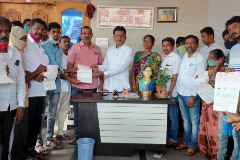 mcm relief fund cheques disrtibuted by ZP chasirnam Putta Madhu