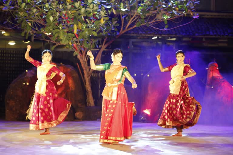 Presentation of upashaastreey gaayan and Kathak dance in tribal museum