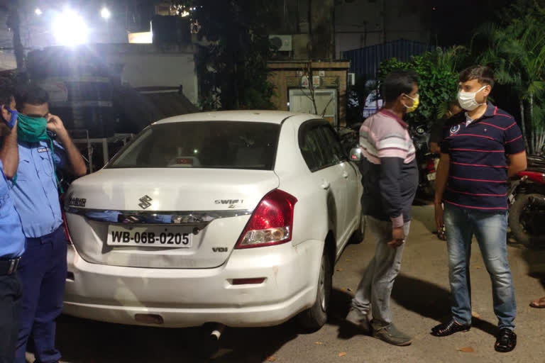 burdwan_police_seized_a_car_carring_gold_ornaments_after_dacoity_in_howrah