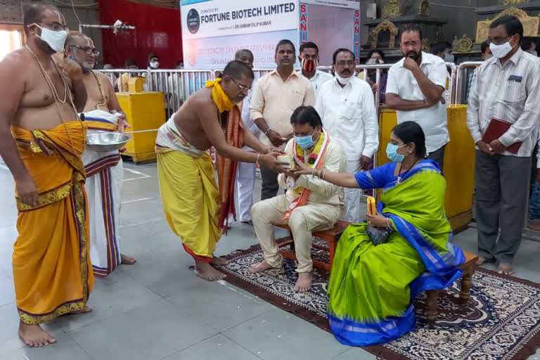 civil supplies commissioner visits yadadri temple