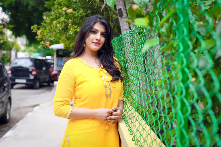 Varalaxmi Sarathkumar to make her debut as director