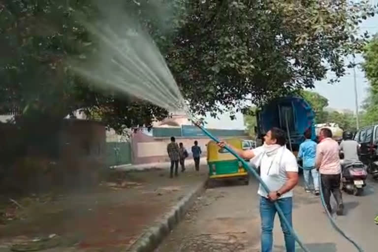 Councilors spray water on the roads to avoid pollution in delhi