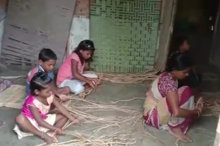 villagers of Chandrapur are running their house by making a rope