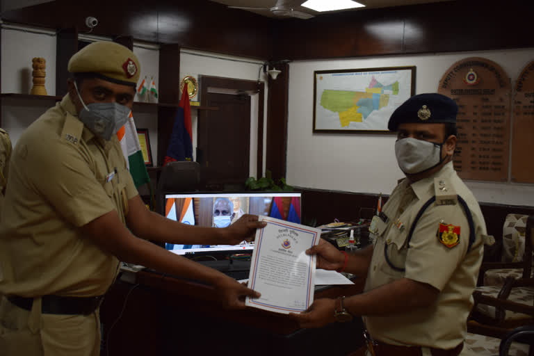 Mangolpuri Police honored for solve loot case in delhi