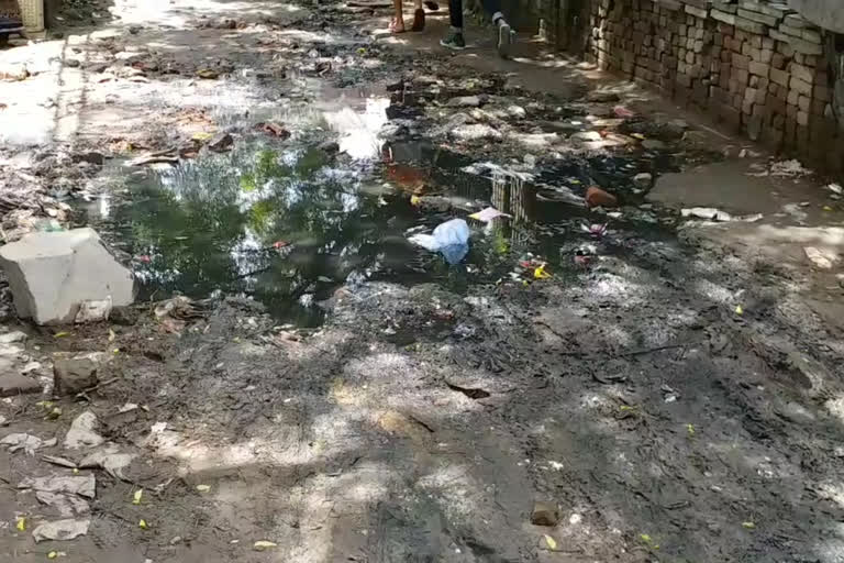 People forced to walk through  dirty sewer water in delhi