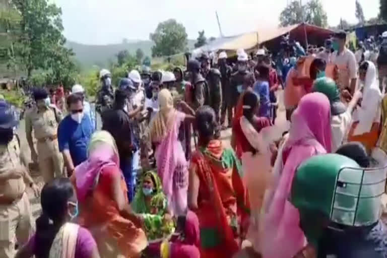 mla amba prasad reaction on barkagaon villagers protest