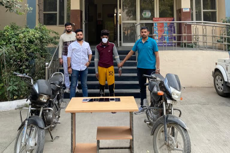 north south delhi special staff arrested crook with recovered bike and mobile phone