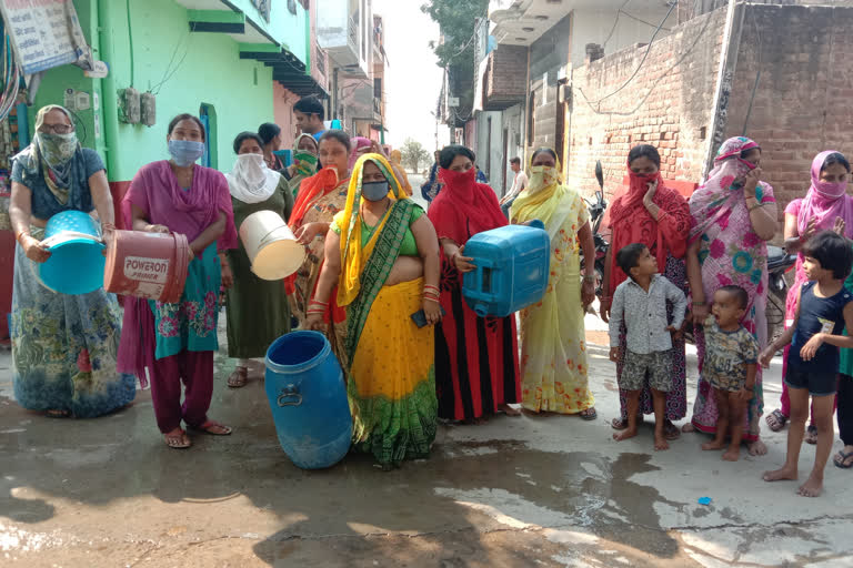 Dirty water supply in Vinay Enclave in delhi