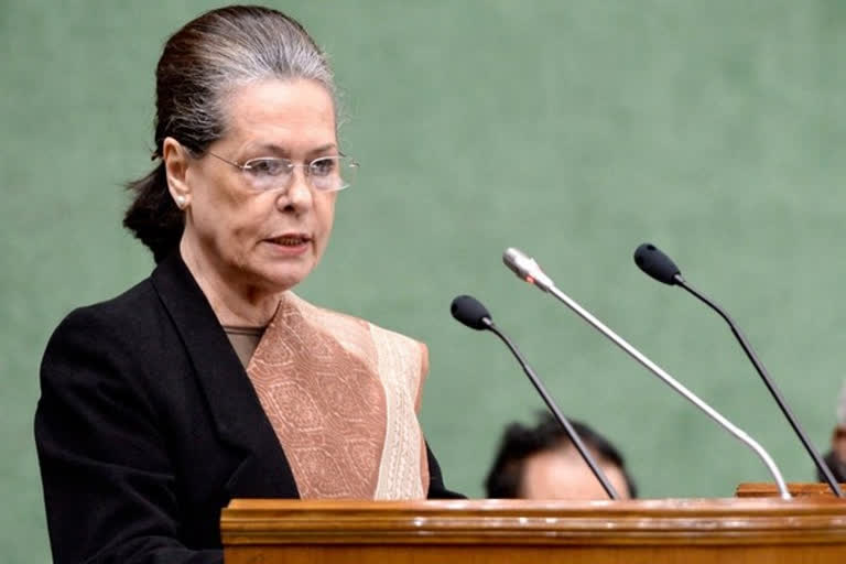 Sonia asks Cong leaders to wage struggle for people's issues