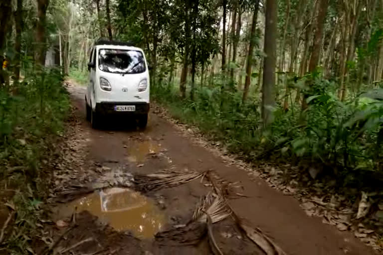 പുത്തൂർ-താഴം റോഡ് തകർന്നു  യാത്രക്കാർ ദുരിതത്തിൽ  കൊട്ടാരക്കര  താഴം നിവാസികൾ  Puthoor-Thazham Road  collapsed  Puthoor-Thazham Road collapsed