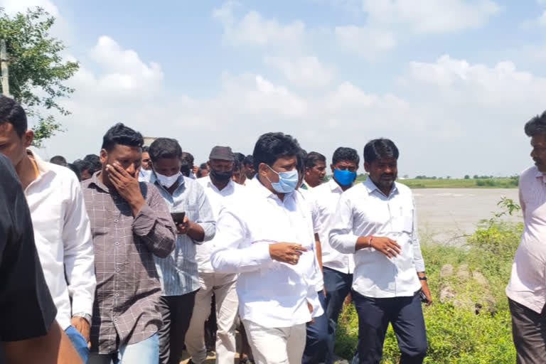 MLA basanagowda daddal visits to flooded villages