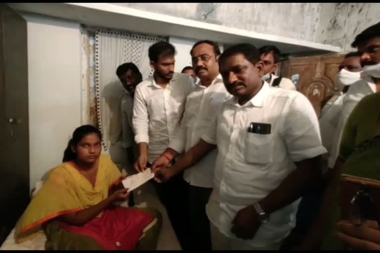 kabaddi player akhila gets one lakh rupees check