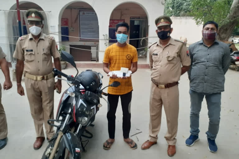 greater noida bisrakh police arrested four miscreants for robbing arms