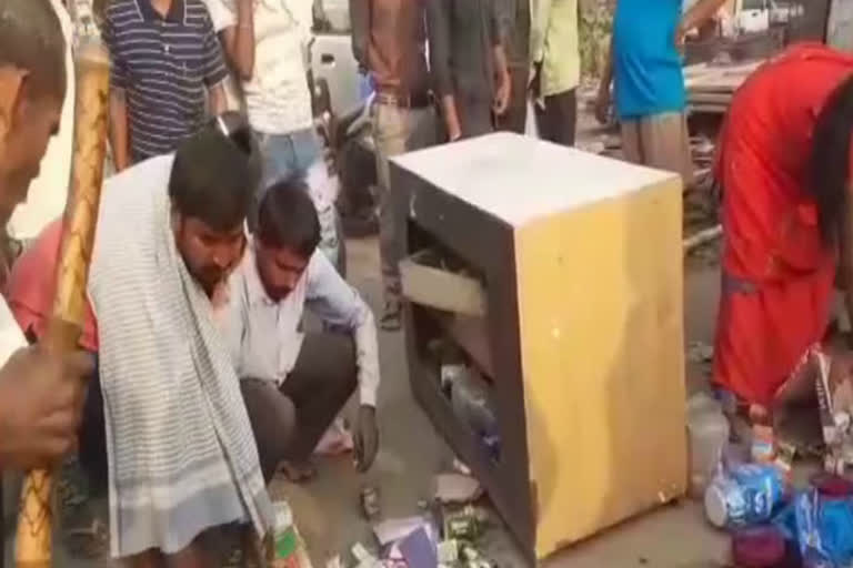 miscreants threw goods of shop for not giving illegal collection in faridabad