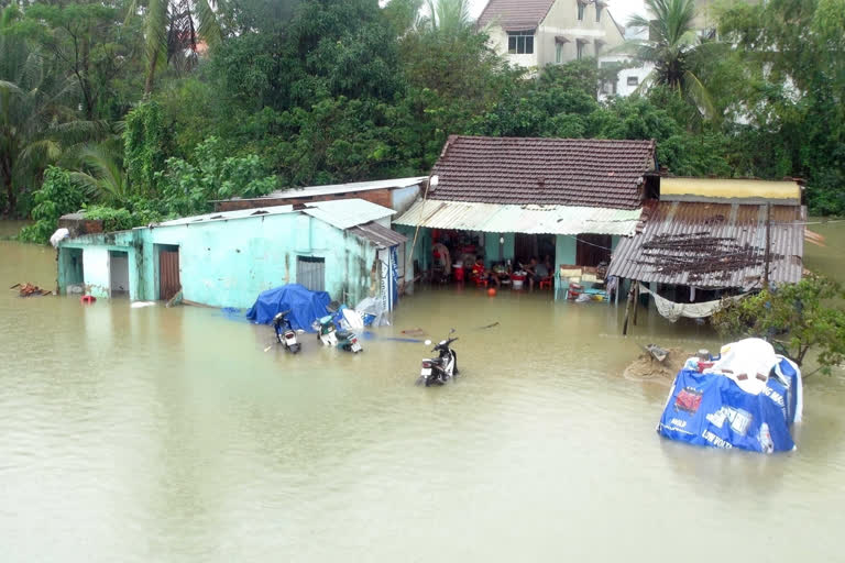 Vietnam floods  Vietnam weather  Vietnam disaster management  പ്രളയം  വിയറ്റ്‌നാമില്‍ മരണസംഖ്യ 90 ആയി  വിയറ്റ്‌നാം