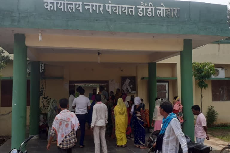 People protesting against Lohara Nagar Panchayat over the drain dispute in balod