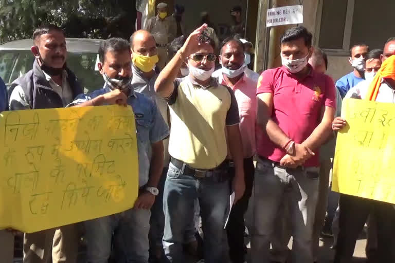 taxi operators protest outside RTO Shimla