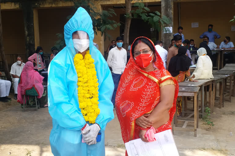 पीपीई किट पहनकर पहुंचा उम्मीदवार, Candidate wearing PPE kit