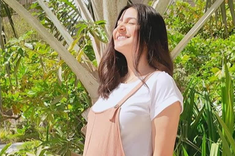 Mom-to-be Anushka Sharma is 'pocketful of sunshine' in her latest photos