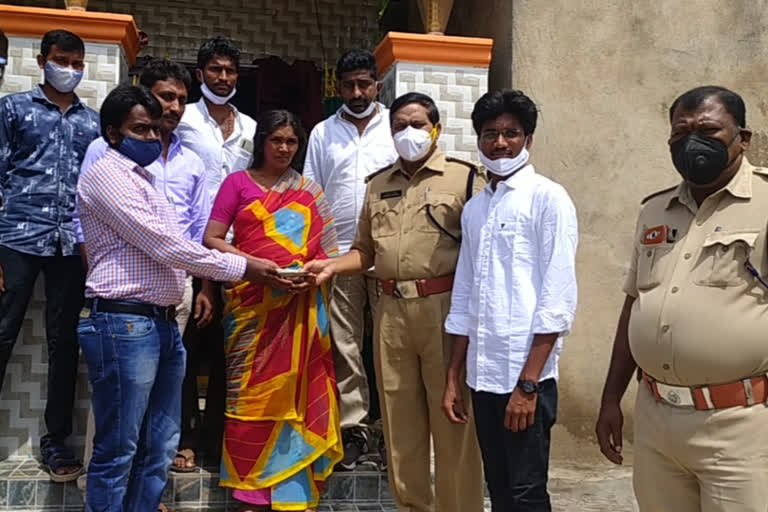 money distribution to victim in athmakooru nellore district