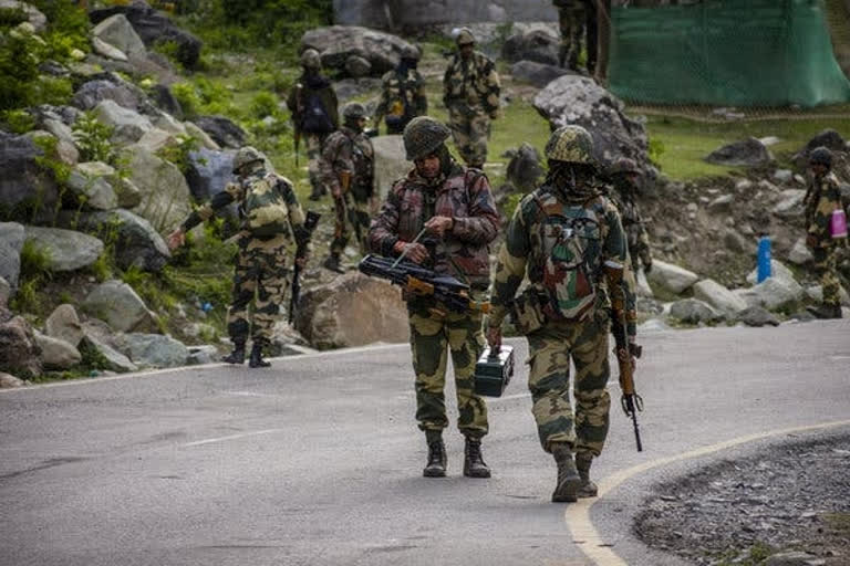 Chinese soldier  People's Liberation Army  Demchok sector of Eastern Ladakh  Medical Assistance  വഴി തെറ്റി ചൈനീസ് സൈനികൻ ഇന്ത്യയിലെത്തി  കിഴക്കൻ ഡല്‍ഹി വാര്‍ത്തകള്‍  ഇന്ത്യാ ചൈന സംഘര്‍ഷം