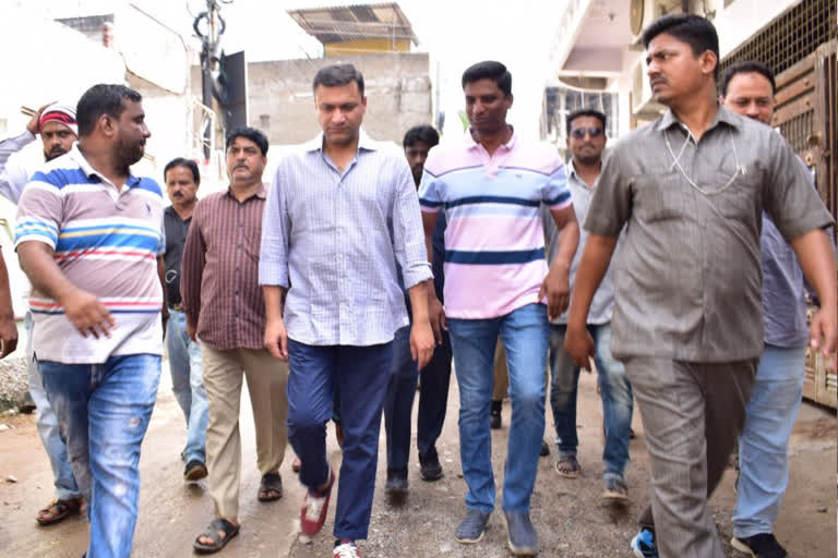 chandrynagutta mla akbaruddin owaisi visit flood effected areas in oldcity