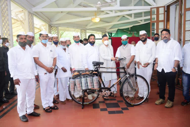 Governor Koshyari distributes bicycles to mumbai dabewala