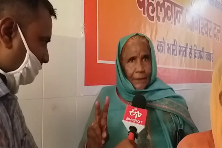 baroda bjp candidate yogeshver dutt s mother on etv bharat