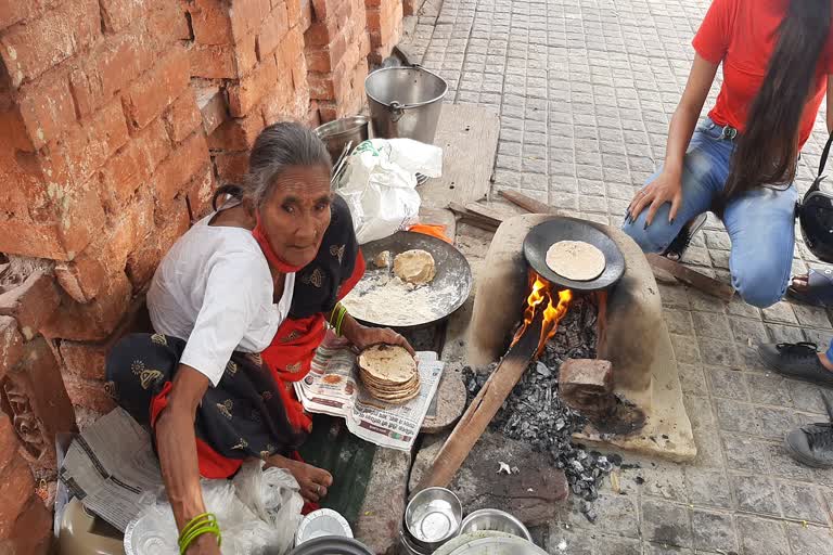 अम्मा की मदद को पहुंचे लोग.