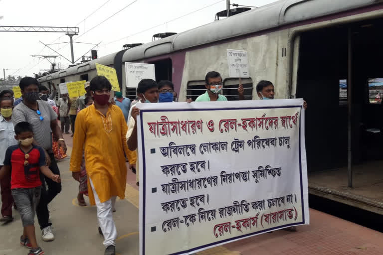 Hawkers agitation over financial loss in barasat rail station amid corona pandemic