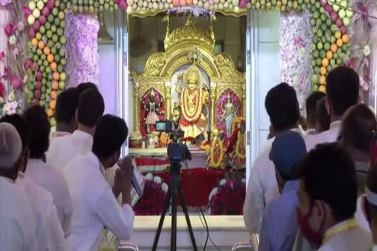 Morning arti performed at Jhandewalan temple, Delhi on day 4 of Navratri