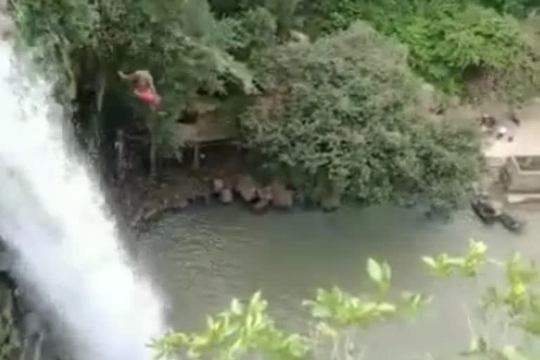 Painful death of a young man falling in a waterfall