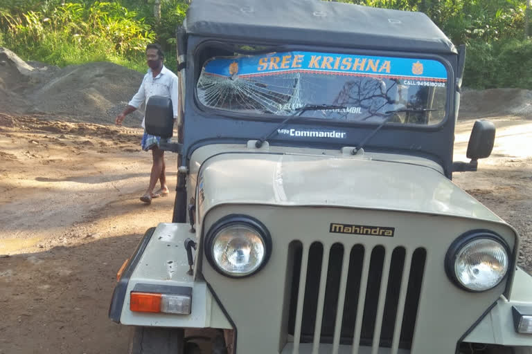 Wild attack  jeep  working women  elephant  തൊഴിലാളി  കാട്ടാന ആക്രമണം  ജീപ്പ്  ഇടുക്കി