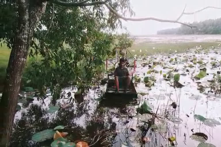 മലപ്പുറം  വാട്ടർ ബോട്ട്  എയർ ബോട്ട്  അഭിജിത്ത്  ലോക്ക് ഡൗൺ കാലത്ത് വാട്ടർ ബോട്ട് നിർമിച്ച് മലപ്പുറം എടപ്പാൾ സ്വദേശി അഭിജിത്ത്  water boat  boat  water boat abhijith