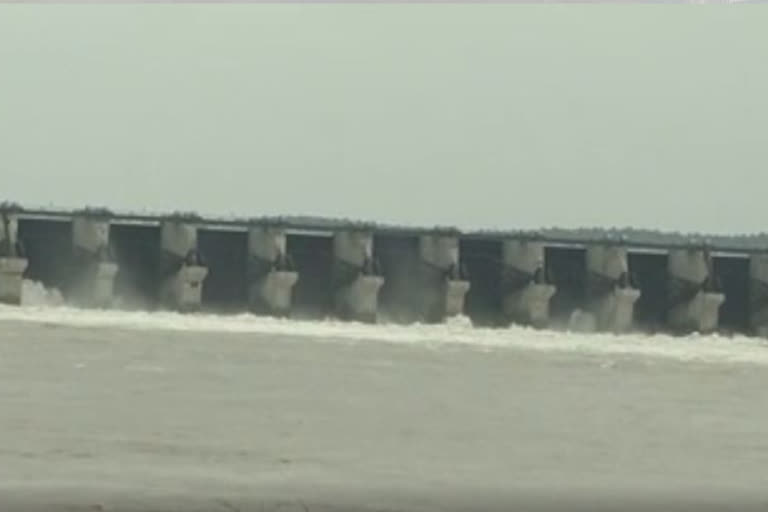 flood-continues-to-pulichintala-reservoir