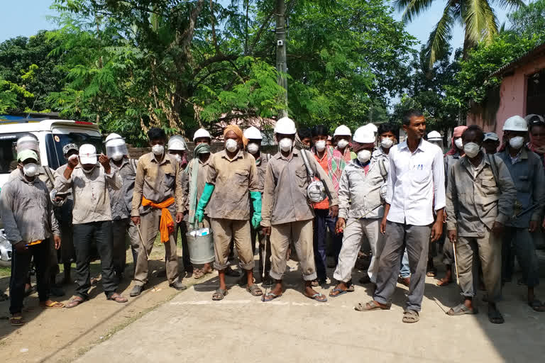 spraying workers stopped working in pakur