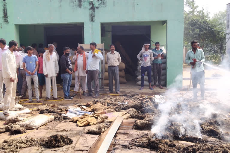 Deeg news, Fire in agricultural produce warehouse, Fire brigade