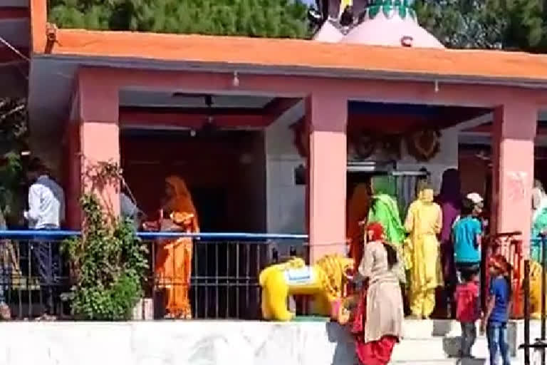 मंदिर में भक्तों की भीड़