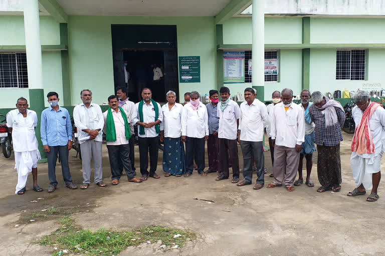 farmer-associations-protest-at-yenkuru-in-khammam-district