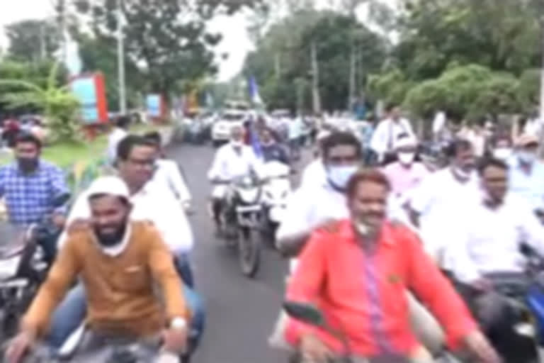 ysrcp leaders bike rally at guntur