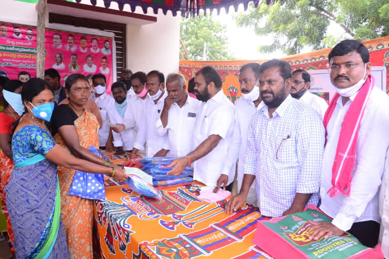 nalgonda mla kancharla bhupalreddy distribute bhtukmma sarees in regatte