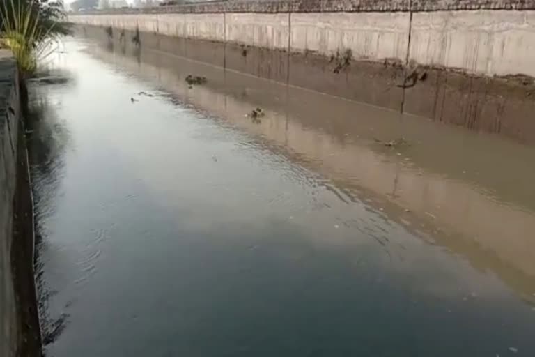 villagers got scared due to cracks in munak canal in sonipat